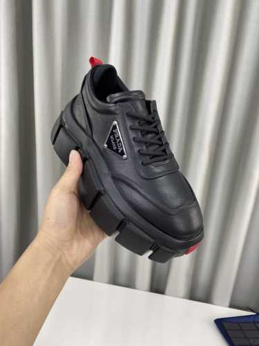 冲量价: 男+10 PRADA 普拉达最新款时尚 休闲 户外 运动厚底鞋 P家此款 鞋底鞋身参考跑车设计 整体造型充满科技感 这不紧是一双休闲鞋 更是文化与艺术