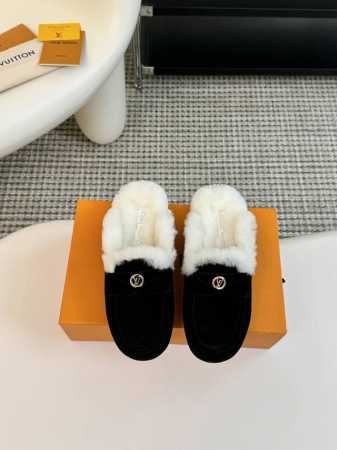 路易威登LV经典款包头羊毛拖，时尚界的永恒传奇。 金属扣装饰，尽显奢华质感，搭配经典扣带，优雅又俏皮。进口牛猄牛皮鞋面，细腻柔软，彰显品质。羊毛内里和垫脚，温暖 - 点击图像关闭