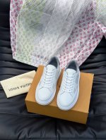 OUIS *UITTO* 男士经典休闲运动鞋，本款 Beverly Hills 运动鞋为柔软牛皮革描摹经典 Monogram 印花，塑造优雅鞋面。橡胶外底厚实而