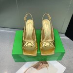 Bottega Venetabv鱼嘴方头凉鞋 面料内部添加高弹舒适海绵 电脑绣花车经典方格 个性舒适而不臃肿 内里选用小羊皮 舒适高端 高跟设计 符合人体工程学