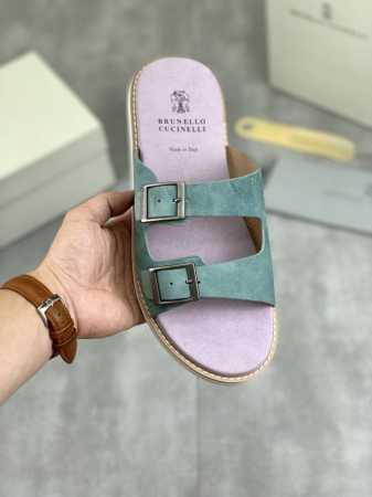 实价 Brunello Cucinelli Bc 新款麂皮拖鞋，24Ss新款系列 此款凉拖鞋鞋型堪称经典，永不过时！外底上的个性logo和独特的水波纹凹槽设计， - 点击图像关闭