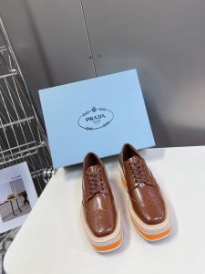 Prada普拉达顶级版本布洛克松糕厚底麻绳皮鞋 原版1 1定制 众多网红上脚 这款鞋 Prada25春夏秀场多次出镜 时尚圈又一个轮回 经典的简约设计 上麻绳厚