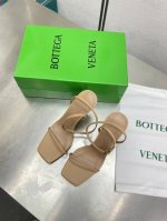结绳跟 条带凉鞋 Bv Knot系列金属跟 杏色 这款方头拖鞋简直Bv最新天花板啦 5彩色百搭 金属麻花跟 为了稳固耐穿特意采用特殊工艺 消除心理阴影 耐穿舒适