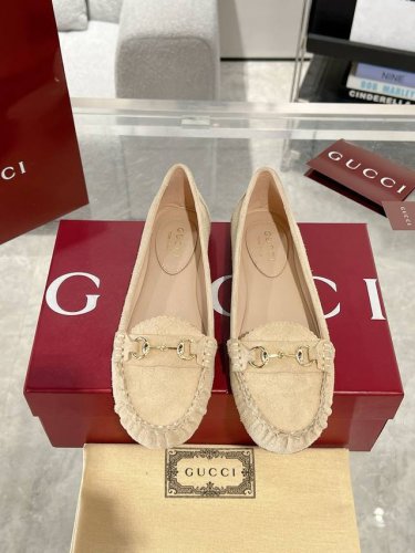 Gucci 饰马衔扣女士平底芭蕾鞋 衣橱必备单品优雅焕新。这款设计以优质迷你Gg绒面材质匠心打造，巧妙融合品牌经典传承与现代精致魅力。经典马衔扣细节以闪亮的银色