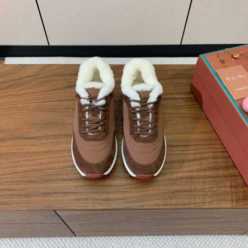 Loro Piana 情侣款休闲运动毛鞋。简约时尚，上脚非常舒适。 鞋面牛反绒拼布，羊毛里。定制橡胶底。 码数：女35-43 35、41、42、43定制不退换