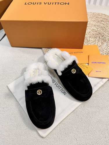 路易威登lv louis vuott on fw24 new arrival～秋冬最新款毛毛拖鞋～ 这双毛拖也是好好看！皮质的就是非常高级呀！！搭配秋冬的牛仔短