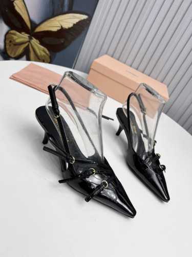 工厂 新款新品 Miu Miu 全新超美装饰搭配,时尚淑女气质十足 双色拼接 又不乏美艳色彩,外侧附带弹力象巾 上脚非常方便意大利引进的原版楦头是最新楦、出来形