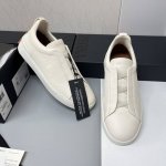 ermenegildo Zegna 杰尼亚 休闲运动鞋 这款 Triple Stitch 低帮运动鞋以柔软的鹿皮制成，为休闲鞋履注入精致格调。标志性三重交叉弹性