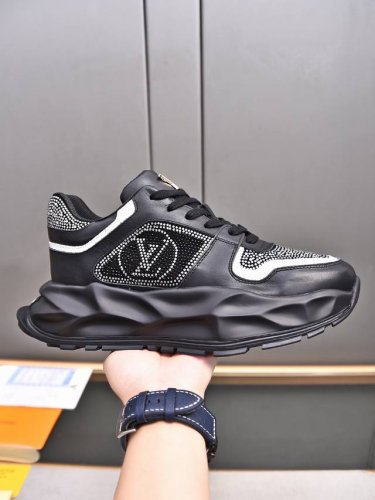 烫钻系列louis Vuitton 路易威登新品米兰时装走秀款lv家标志，大咖风范，时尚潮人必备进口牛皮烫钻透气网里特供大底码数39-44 38 45 46定做