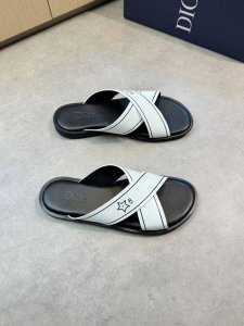 Dior 迪奥 -高端品质 原单休闲凉拖鞋 -鞋面：品牌图腾环保皮、彩印品牌图腾 -内里：环保皮 -大底：超轻Tpu包水台 橡胶；组合成型大底 -超高品控 做工