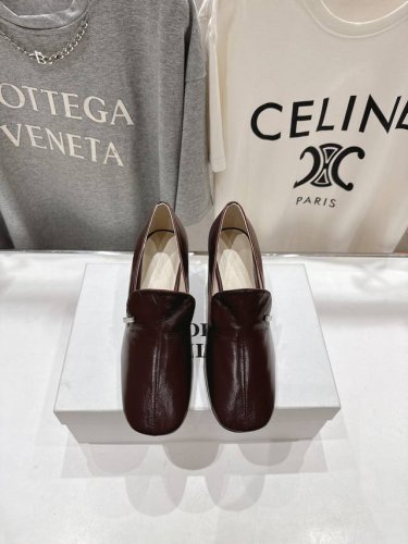 高版本出厂 phoebe philo25Ss新款F012简约复古高跟鞋单鞋 果然还是帅的 简约女王大女人风 简单的线条和低调的色彩 温柔硬朗的大女人风 时尚通勤