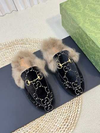 全新升级顶级版本 GUCCI 系列2024专柜最新色来了～托斯卡纳羊毛拖 细节面料采用原版材质 经典时尚托斯卡纳羊毛 毛拖系列 3D打印皮面 原版羊羔毛鞋面 原 - 点击图像关闭