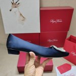Roger Vivier 225 罗杰维维亚春夏新款Dorsay凉鞋 缎面搭配钻扣，一眼被惊艳到仙女们确定不拿下这款绝美后空凉鞋吗气场妥妥的安排上夏日搭配各种小