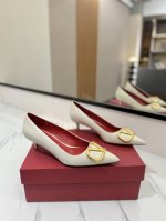 出厂价： Valentino 华伦天奴推出全新单鞋系列，单鞋款高跟鞋尖头V扣凉鞋。上脚非常修脚型 重点是很好非常好驾驭 不磨脚不累脚 行走神器！ 金属VLOGO