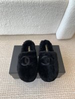 Chanel 24ss 秋冬季新款 羊毛包头拖鞋 这款毛毛拖真的是真太可爱了 柔软蓬松的毛毛，舒服暖脚 增高显腿长 秋冬搭配袜子休闲又慵懒 上脚真的好看又时髦