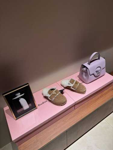 PRADA 普拉达2024秋冬新款△三角标一脚蹬羊毛鞋，厚底靴 雪地靴 双色擦色牛绒真羊羔毛棉靴雪地靴真皮沿条 双色TPU大底 材质细节可对比原版，市面普通版本