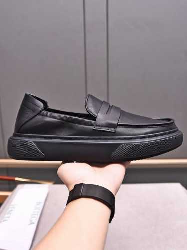 p 一脚登 Botteg* Venet* 高端精品 Size：38-44 45定做 Bv新品，头层牛皮人工编织经典风格与当代时尚气质和谐交融，橡胶鞋底轻便灵活,