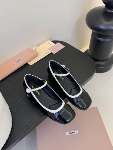 Miu Miu 25ss 春夏 粗跟 芭玛丽珍单鞋一眼看上miumiu 玛丽珍鞋上脚果然更惊艳~镂空尖头、蝴蝶结，集性感与于一体的高跟鞋，非常百搭，而且高度也太