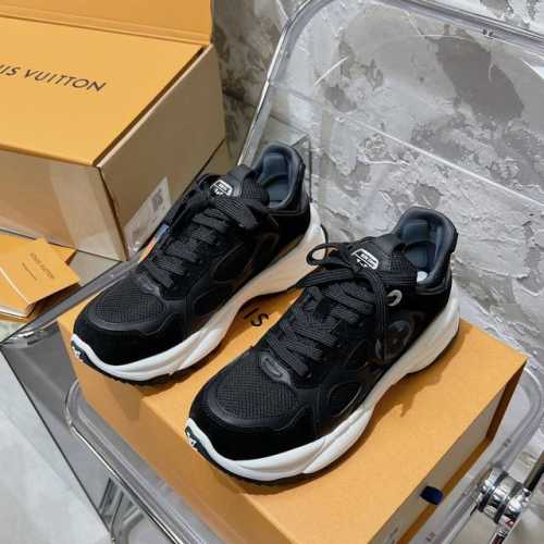 顶级代购版本 LV RUN55独家爆款摩登增高运动休闲鞋° 原版p10230购入开发做货 舒适感极佳 像踩在云朵上 鞋面选材原版进口的DK透气网格布面料+tpu