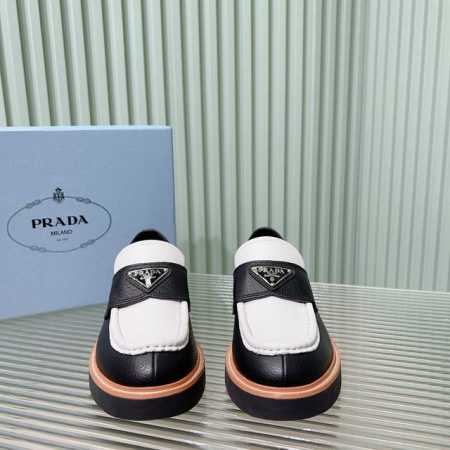 Prada**24aw新款乐福鞋 荔枝纹牛皮面里牛皮 橡胶底 这款鞋面搭配三角牌金属扣，中和了整个鞋子的气质，完全不会特别正式或者老气，有点俏皮感觉但完全不会甜 - 点击图像关闭
