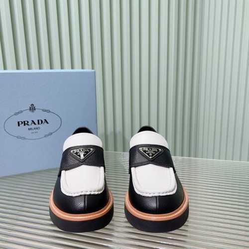 Prada**24aw新款乐福鞋 荔枝纹牛皮面里牛皮 橡胶底 这款鞋面搭配三角牌金属扣，中和了整个鞋子的气质，完全不会特别正式或者老气，有点俏皮感觉但完全不会甜