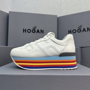 hogan 度假系列新款顶级版现货发售 松糕厚底顶级版 都市新潮休闲风 各明星 博主推荐 时尚百搭风格百变！原版楦型 原版大底一比一为你打造 值得推荐！ 鞋面采