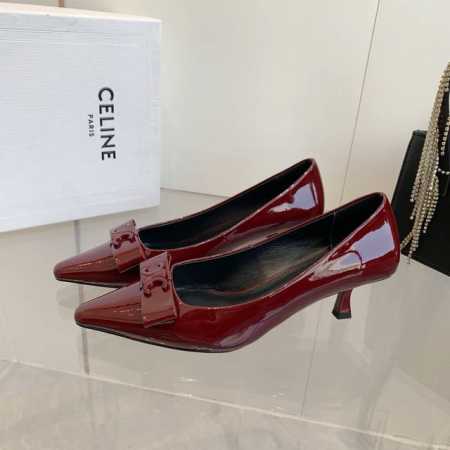 小牛皮： Celine 2025春夏小猫跟，尖鞋头造型，柔美的露脚设计，脚踝绑带。TRIOMPHE T字绑带设计，配有金属 TRIOMPHE标志性元素绑带， 上 - 点击图像关闭