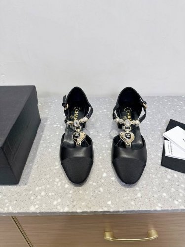 牛皮 Chanel 小香 25Ss早春新款 粗跟玛丽珍 单鞋 复古法式优雅感，高级感十足 香奶奶菱格中空玛丽珍凉鞋，最近很火的一双凉鞋！露脚设计直接拉长腿型！很
