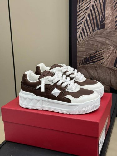 情侣款Valentin O 24秋冬经典厚底 新版面 Fw-鞋面特殊皮革雕刻设计 突显高定工艺 更加轻便透气 - 5Cm厚底鞋 增高效果明显 - 放大版铆钉 突
