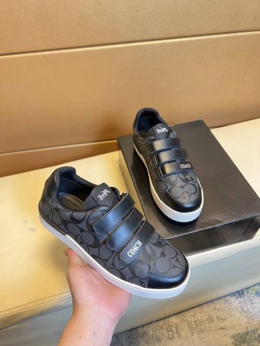 原单品质独家首发 蔻驰～独特现代风运动鞋。休闲乐福原版皮 羊里 拒绝脱色磨脚 鞋底：原厂特供原版底，超酷 系带走路都带风风格设计 超舒服耐磨防滑原版底 。就好像
