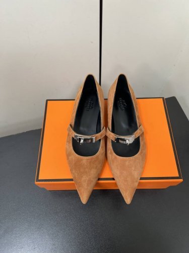 Hermes 爱马仕 25Ss早春新款 尖头凯丽扣 高跟鞋 经典的尖头版型 搭配极具辨识度的马家五金扣 上脚超级百搭好看时髦 超多明星网红种草 春夏必备 随意舒