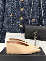 alaia｜阿莱亚经典复古绝美 平底坡跟拖鞋 简约即时髦 松弛的高级感 感受夏日感高级穿搭~ 面料采用原版定制皮料 内里垫脚均为混种羊皮 意大利进口牛皮大底 S