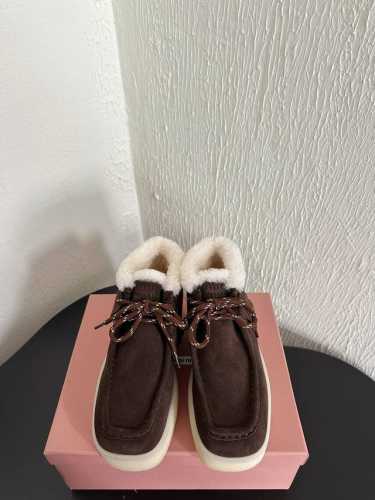MiuMiu 24ss 秋冬走秀款 厚底 系带 方头乐福鞋经常出现在各大时装杂志封面 各路明星、小红书博主都有钟爱搭配logo更显优雅，上脚尤为惊艳到你的一款