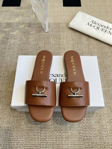 橙子出厂价p alexander Mcqueen 亚历山大 麦昆 春夏新款 平底拖鞋 一字拖 休闲凉拖 原版复刻定制 搭配金属扣刻Mcq标志 轻松穿出大长腿 舒