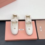 主推款 厂出 高顶级版本版本 Miu Miu 法式仙女芭蕾舞单鞋！！！ 鞋面面料更新全部为柔软的羊皮 ，非常柔软不需要磨合期的鞋！玛丽珍芭蕾平底鞋焕新演绎Miu