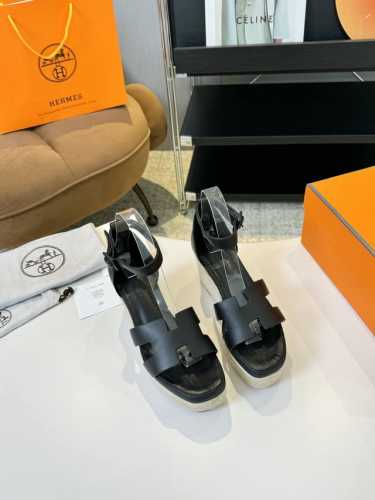 Hermès 爱马仕经典防水台h 坡跟厚底麻绳底凉鞋 极约复古的设计 浓厚的异域风情 时髦感十足、随便上脚都很有腔调 简简单单的款式随便搭配一下高级感就很棒 百