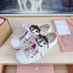 加扣+30 2025Chanel香奈儿小香风水洗牛仔布 帆布 皮面 圆头系带 低帮 休闲帆布鞋 颜值担当火爆款帆布鞋 不得不入的一款～简约高级 随意搭配上脚非常