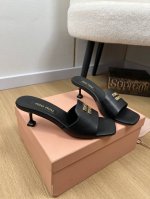 Miumiu缪缪 2025 miu家2025春夏新品 专柜最新爆款3D刺绣Logo 蝴蝶结 字母扣 小猫跟拖鞋系列 小红书力推爆款 原版购入开发 做货 Miu家