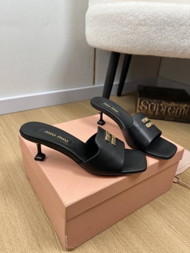 Miumiu缪缪 2025 miu家2025春夏新品 专柜最新爆款3D刺绣Logo 蝴蝶结 字母扣 小猫跟拖鞋系列 小红书力推爆款 原版购入开发 做货 Miu家