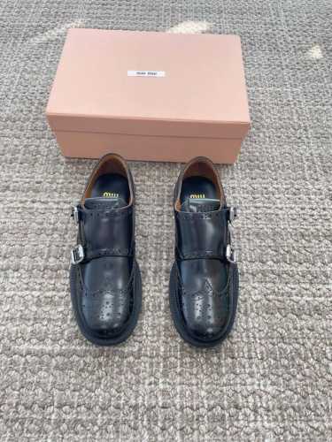 MIU MIU X CHURCH'S联名系列 Miu Miu刚刚与Church's合作推出终极秋季鞋款，将正式传统与现代自由精神融为一体。该系列鞋履采用光泽拉绒