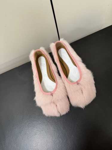 Maison Margiela MM6玛吉拉经典分趾鞋 比利时著名设计师，曾担任爱马仕 Hermès 的创意总监 虽然低调到绝迹 却仍然难以抵挡他在全球时装设计