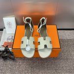 工厂价 爱马仕 Hermes 春夏经典款 Santorini 拼色工字拖女鞋 H家平底圆头一圈带露趾中空凉鞋 材质：进口小牛皮+水洗工艺牛仔布+水染羊皮水里+意