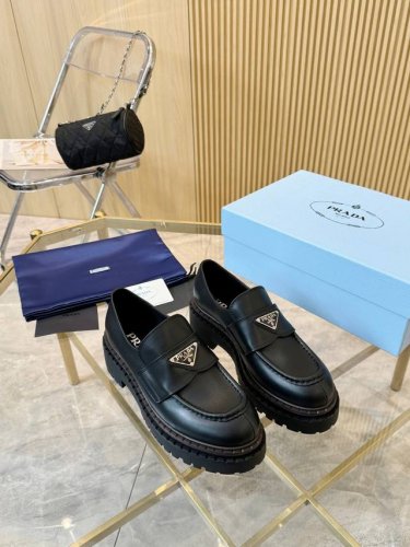 p直销 女鞋 女装 普拉达 Prada ①无胶水②无异味③无线头+全套包装 面料：A级开边珠牛皮 饰扣：原板开模 内里：柔软丝绸牛皮 垫脚：柔软丝绸牛皮 包装