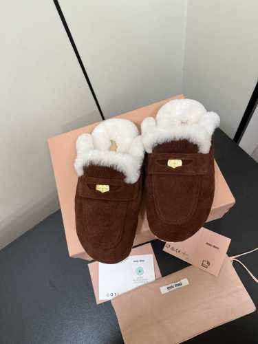 Miu Miu 缪缪24ss 秋冬新款棉鞋毛毛拖 来自Miu Miu系列的细节特写 新季的潮流要素 与此刻挚爱的概念，多元对撞，传达现代风格~ 怎么穿都好看今夏