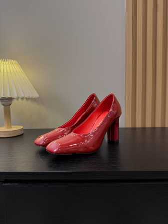 出厂价 25年新款上市走秀明星新品时尚潮流 PRADA 普拉达 方头高跟方跟粗跟凉鞋后空单鞋。能够完美的修饰脚型，让你的双脚看起来又纤细又修长，自带一种优雅和锐 - 点击图像关闭
