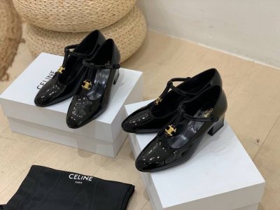 出厂 Celine 赛琳玛丽珍漆皮单鞋 塞琳Aw早秋新款玛丽珍T-Bar漆皮单鞋 非常复古的小皮鞋 上脚真的超级显瘦超级美 C家特定的精致凯旋门Logo 好看到