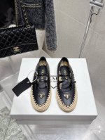 顶级版 Prada 普拉达2025新款经典三角扣草编渔夫玛丽珍鞋 复古手工编织意韵融于日常，以现代笔触刻画经典轮廓 从经典日式鞋履汲取灵感，繁而简练适合多种造型