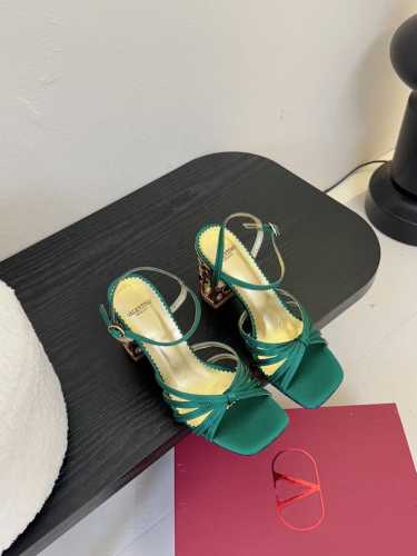 Valentino 华伦天奴专柜新品彩色宝石跟高跟凉鞋鞋跟镶满BlingBling的各种颜色宝石爆闪优雅高贵特别好看！夏天必不可少 鞋面：进口真丝.金属牛皮 内