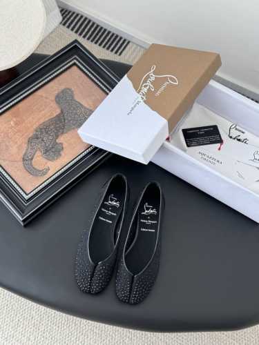 联名 Maison Margiela X Cl水钻款平底鞋 这款鞋采用网布材质 饰以Cl标志性的手工镶嵌水晶精致的水钻点缀 呼应马吉拉24Ss高定系列的设计元素