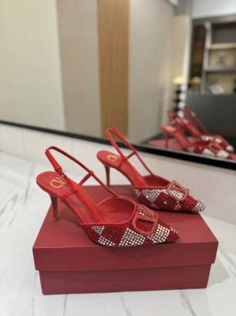 出厂价： Valentino 华伦天奴推出全新烫钻系列，烫钻款Vlogo后系带高跟鞋尖头V扣凉鞋。上脚非常修脚型 重点是很好非常好驾驭 不磨脚不累脚 行走神器！ - 点击图像关闭